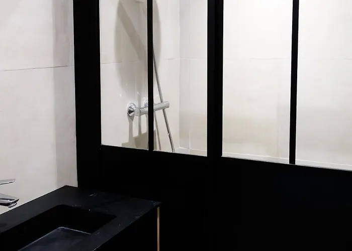 Haussmannien Des Jardins De La Fontaine * נים