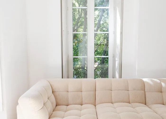 Haussmannien Des Jardins De La Fontaine * נים